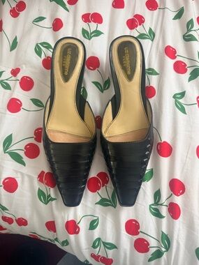 Liz Claiborne Black Pointed Leather Mules
